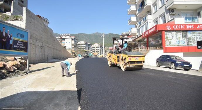 YÜCEL, ÇIPLAKLI YOLLARINDA 4 KM SICAK ASFALTIN STARTINI VERDİ