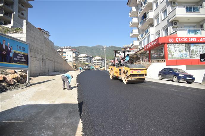 YÜCEL, ÇIPLAKLI YOLLARINDA 4 KM SICAK ASFALTIN STARTINI VERDİ