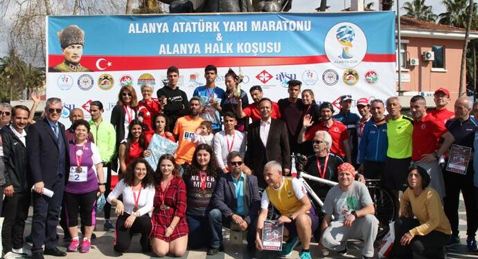 19. ALANYA ATATÜRK YARI MARATONU VE HALK KOŞUSU YAPILDI