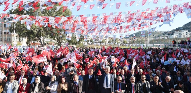 Başkan adayı Böcek’e Finike’de yoğun ilgi