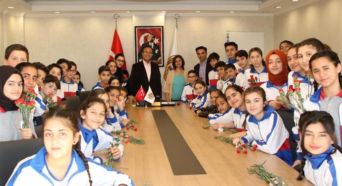 SEMA ERAY ERDEM ORTAOKULU ALANYA BELEDİYESİ KADIN ÇALIŞANLARININ GÜNÜNÜ KUTLADI