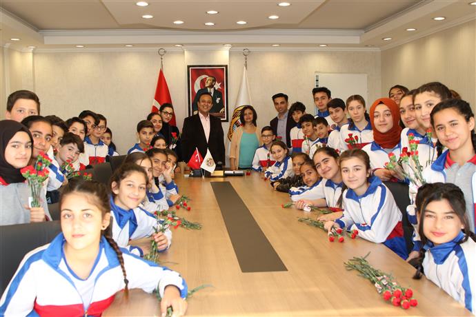 SEMA ERAY ERDEM ORTAOKULU ALANYA BELEDİYESİ KADIN ÇALIŞANLARININ GÜNÜNÜ KUTLADI