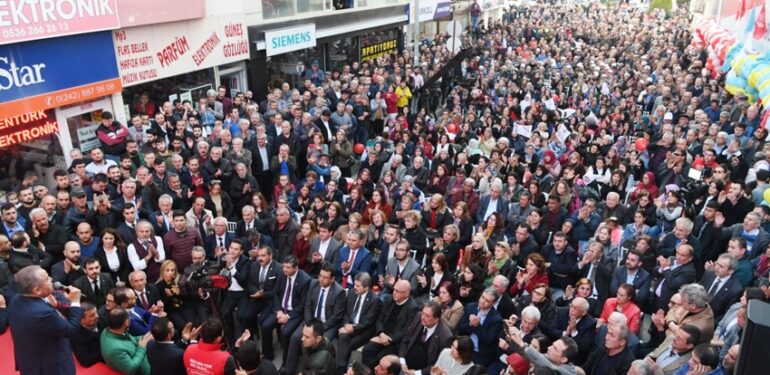 Kumluca’da miting gibi açılış