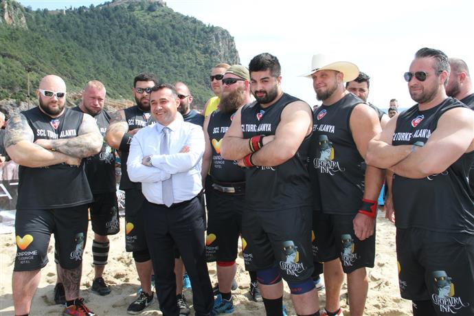 DÜNYA’NIN EN GÜÇLÜ ADAMLARI KLEOPATRA PLAJI’NDA YARIŞTI