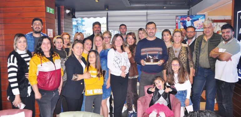 Öner’e sürpriz kutlama