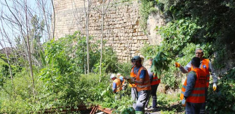 Büyükşehir’den tarihi surlarda bahar temizliği