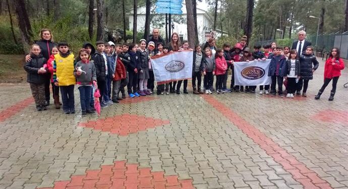 ÖĞRENCİLERDEN HAYVAN BARINAĞINA ZİYARET