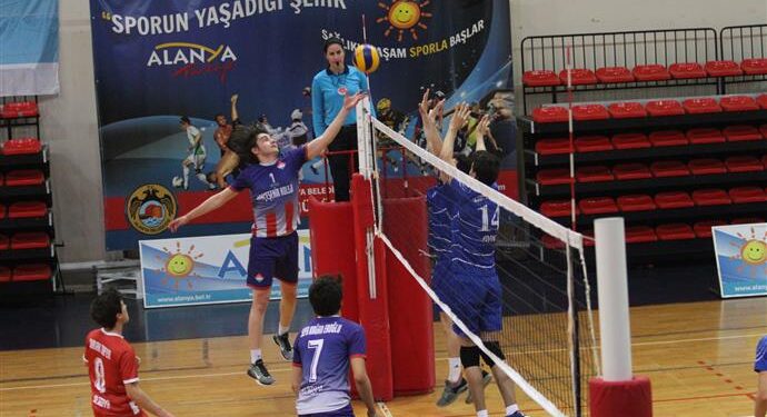 VOLEYBOL GENÇ ERKEKLER GRUP BİRİNCİLİĞİ MÜSABAKALARI BAŞLADI