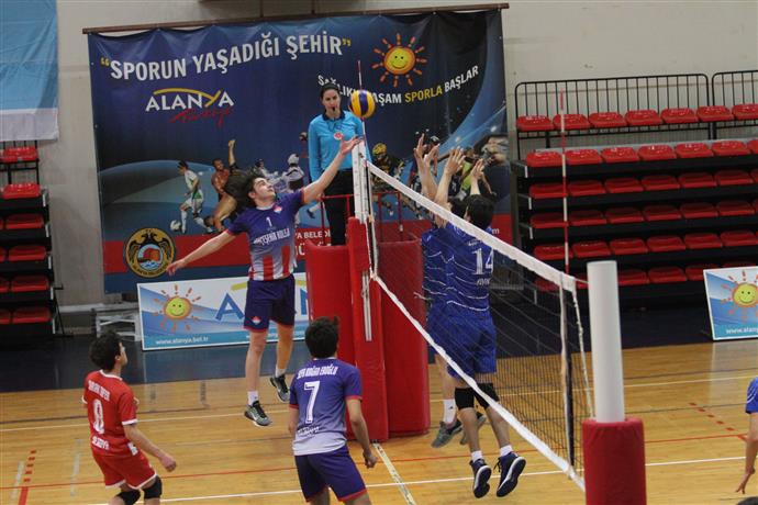VOLEYBOL GENÇ ERKEKLER GRUP BİRİNCİLİĞİ MÜSABAKALARI BAŞLADI