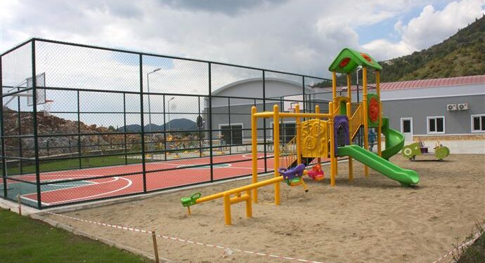 ÇAMLICA MAHALLESİ’NE YENİ ÇOCUK PARKI