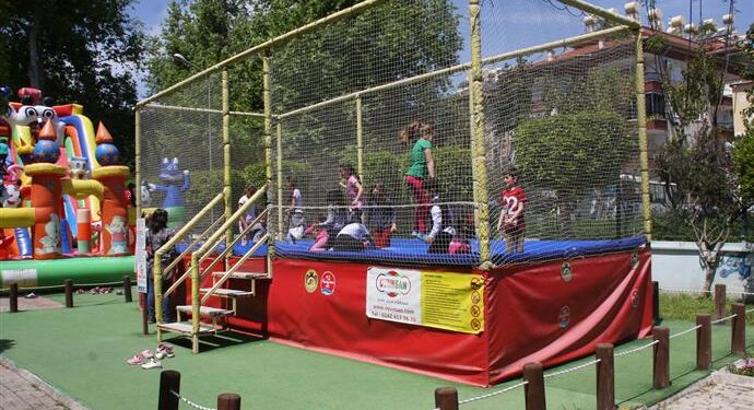 ÇOCUKLAR 23 NİSAN’DA ALANYA BELEDİYESİ İLE GÜLDÜ
