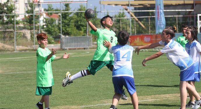 ALANYA 25. RAMAZAN DEMİRCİ AÇIK ALAN HENTBOL TURNUVASI BAŞLADI
