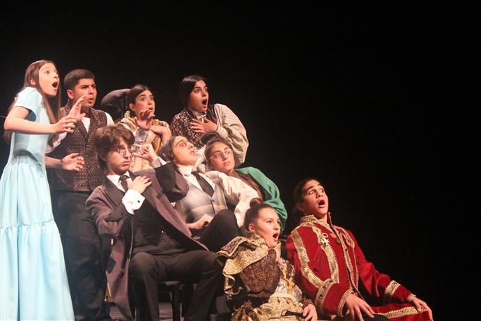 LİSELİLERE BÜYÜK ALKIŞ