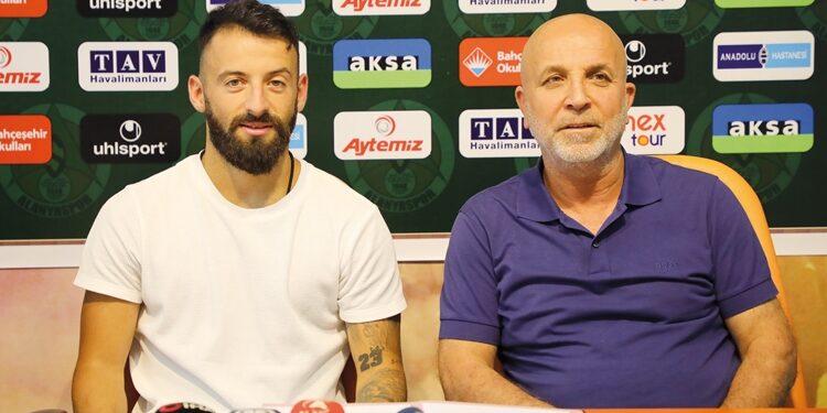 Yunan’lı Siopis imzayı attı