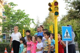 ALANYA BELEDİYESİ TRAFİKTE EĞİTİME IŞIK OLUYOR ÇOCUKLAR TRAFİK PİSTİNDE EĞLENİRKEN ÖĞRENİYOR