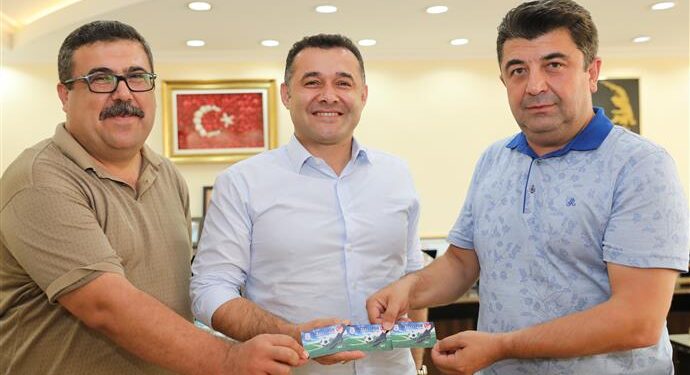 UĞUR’DAN BAŞKAN YÜCEL’E ANLAMLI HEDİYE  “1, 07, 82 NUMARALI” TEMSİLİ KOMBİNE KART