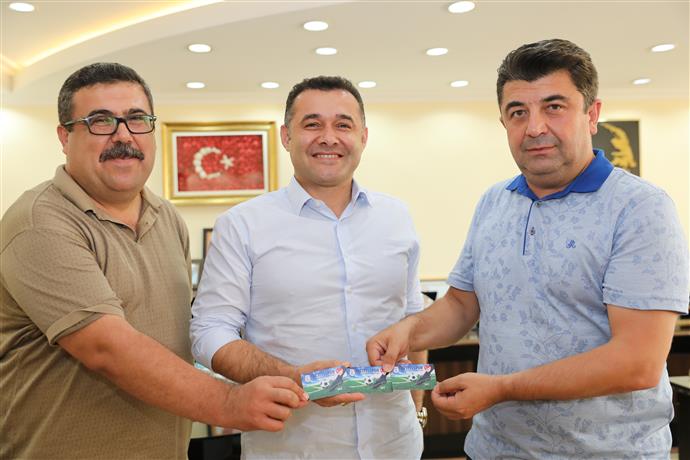 UĞUR’DAN BAŞKAN YÜCEL’E ANLAMLI HEDİYE  “1, 07, 82 NUMARALI” TEMSİLİ KOMBİNE KART