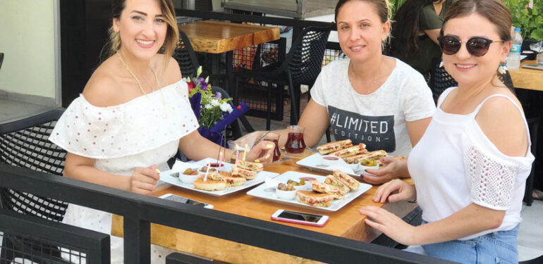 Eda’ya sürpriz doğum günü