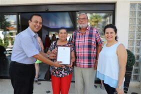 50 YILDIR ALANYA’YA TATİLE GELEN TURİST ÇİFTE ÖDÜL