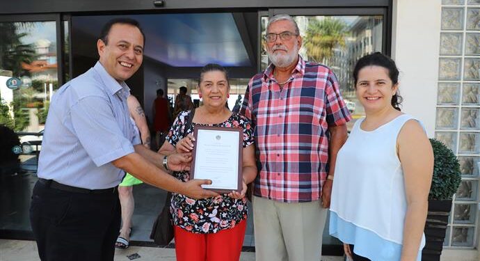 50 YILDIR ALANYA’YA TATİLE GELEN TURİST ÇİFTE ÖDÜL