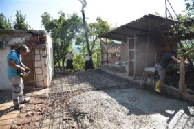 ALANYA BELEDİYESİ YAŞLI ÇİFTİN EVİNİ YENİLİYOR