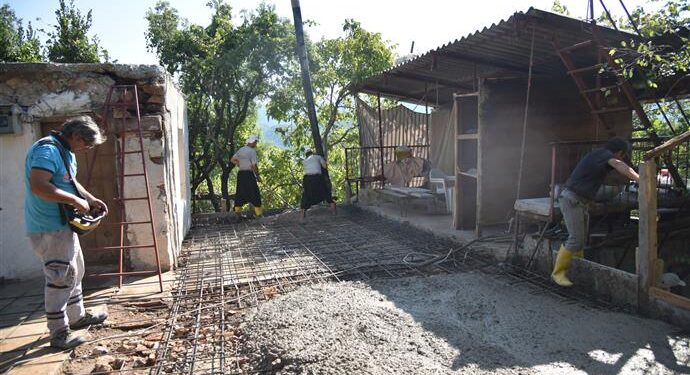 ALANYA BELEDİYESİ YAŞLI ÇİFTİN EVİNİ YENİLİYOR