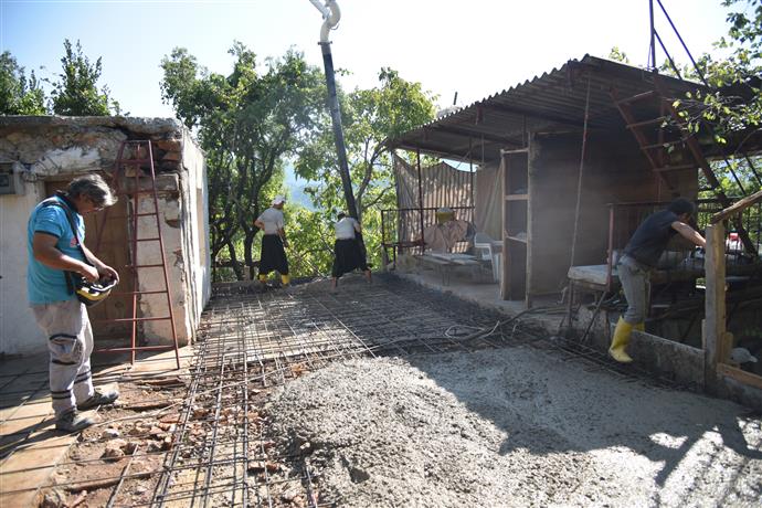 ALANYA BELEDİYESİ YAŞLI ÇİFTİN EVİNİ YENİLİYOR