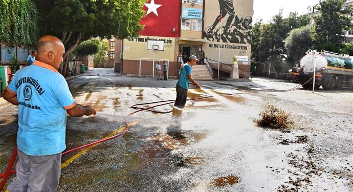 ALANYA BELEDİYESİ’NDEN OKULLARDA YENİ DÖNEM TEMİZLİĞİ