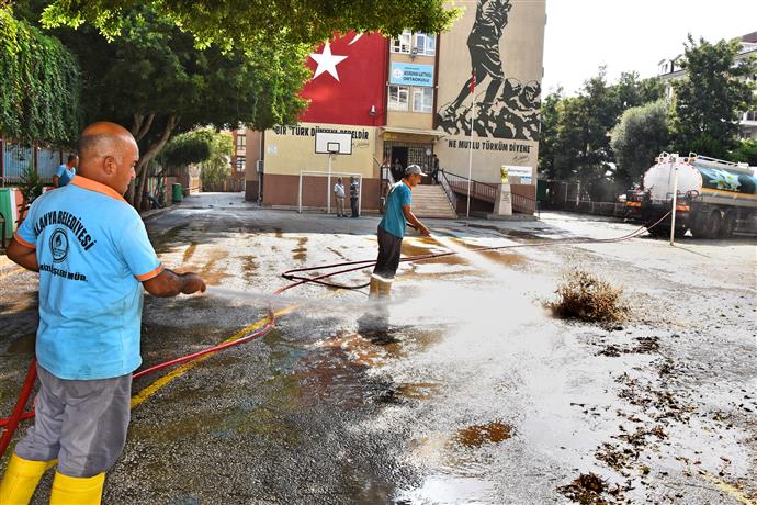 ALANYA BELEDİYESİ’NDEN OKULLARDA YENİ DÖNEM TEMİZLİĞİ