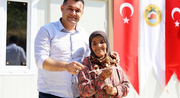 BAŞKAN YÜCEL FATMA TEYZELERE YENİ EVLERİNİ TESLİM ETTİ