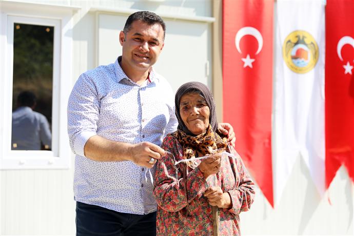 BAŞKAN YÜCEL FATMA TEYZELERE YENİ EVLERİNİ TESLİM ETTİ