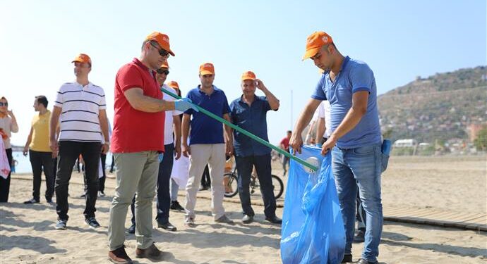 BAŞKAN YÜCEL VE ÇEVRECİ GÖNÜLLÜLER PLAJLARI TEMİZLEDİ