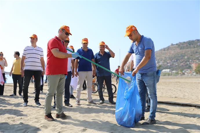 BAŞKAN YÜCEL VE ÇEVRECİ GÖNÜLLÜLER PLAJLARI TEMİZLEDİ