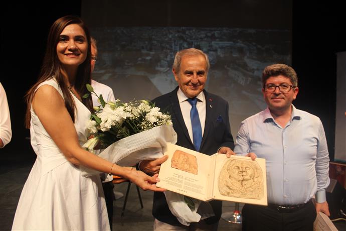 DEVRİM ERBİL: UYGARLIK BİR KUŞTUR BİR KANADI SANAT BİR KANADI BİLİMDİR