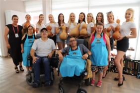 FİNLİ GÜZELLER ALANYA SU KABAĞINI ENGELLİ BİREYLERDEN ÖĞRENDİ