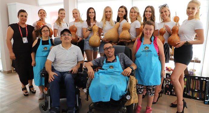 FİNLİ GÜZELLER ALANYA SU KABAĞINI ENGELLİ BİREYLERDEN ÖĞRENDİ