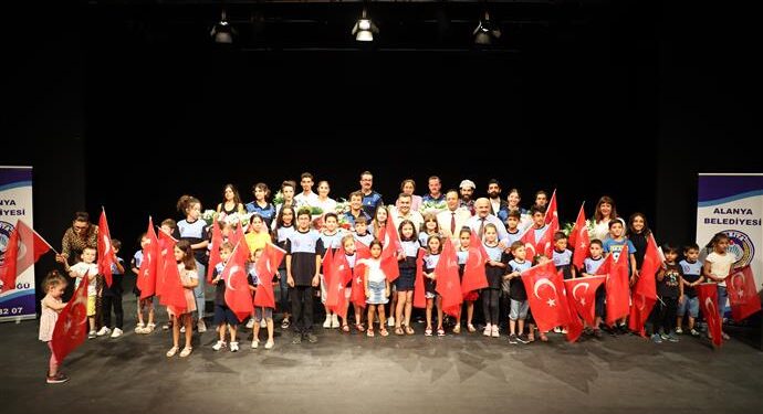 ZABITA HAFTASINA TİYATROLU KUTLAMA