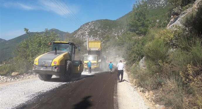 BADEMAĞACI MAHALLESİ’NDE ASFALT, MAHMUTSEYDİDE YOL AÇMA ÇALIŞMASI