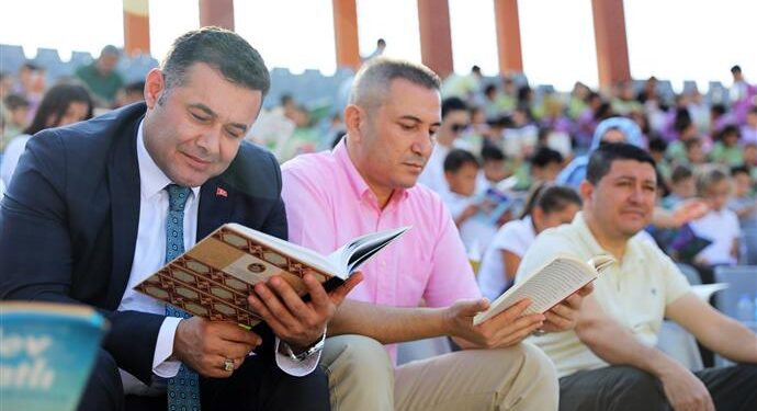 BAŞKAN YÜCEL, ÖĞRENCİLERLE KİTAP OKUDU