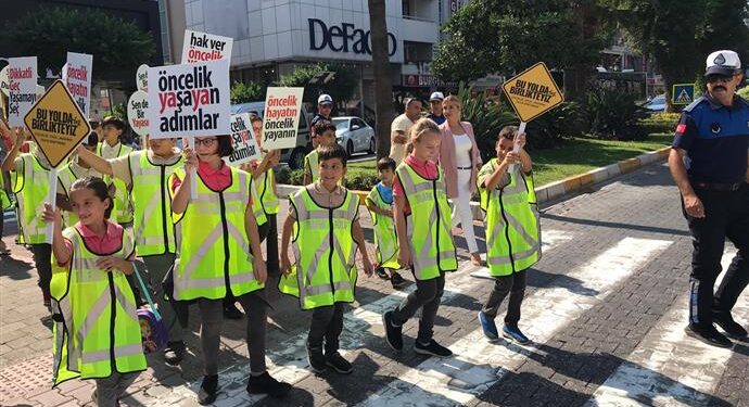 ÇOCUKLAR İLE “ÖNCELİKLİ TRAFİK” TEMALI ÇALIŞMA