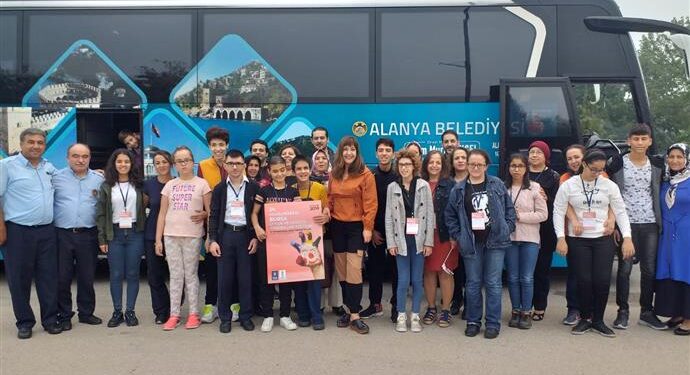 ÖZEL ÇOCUKLARIN SAHNELEDİĞİ “KALBİMİN SEVGİLİ GÖZÜ” BURSALILARDAN BÜYÜK ALKIŞ ALDI