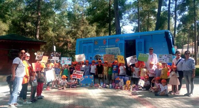 ÖĞRENCİLERDEN HAYVAN BARINAĞINA REKOR MAMA BAĞIŞI