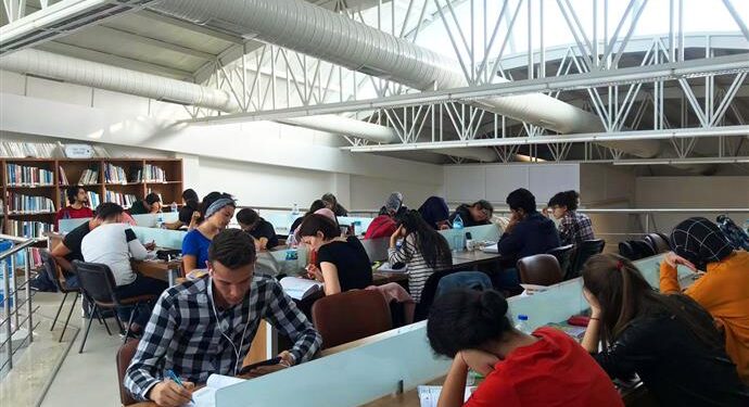 ÖĞRENCİLER HACIKURA KÜTÜPHANESİ’NDE GELECEĞİNE HAZIRLANIYOR
