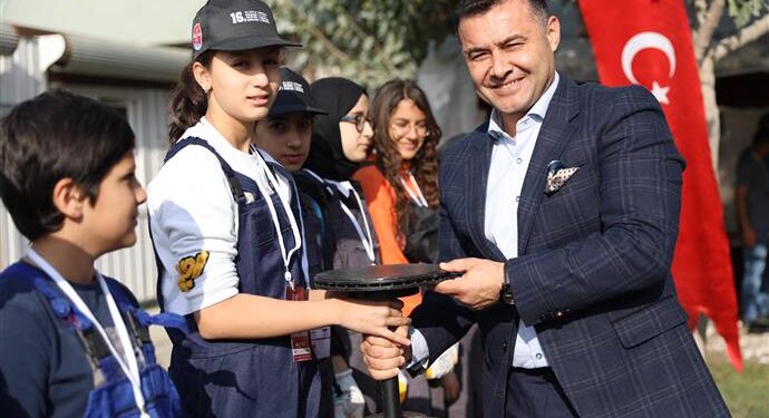 ÖĞRENCİLER HEYKELTIRAŞLARLA ÇALIŞTI