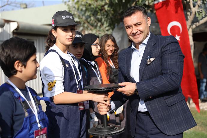 ÖĞRENCİLER HEYKELTIRAŞLARLA ÇALIŞTI