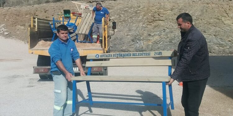 Okul ve camilere bank ve piknik masası