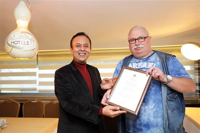 ALANYA AŞIĞI ALMAN TURİST 100. KEZ ALANYA’DA