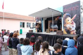 BELEDİYE TİYATROSU ÇOCUKLARIN AYAĞINA GİDİYOR