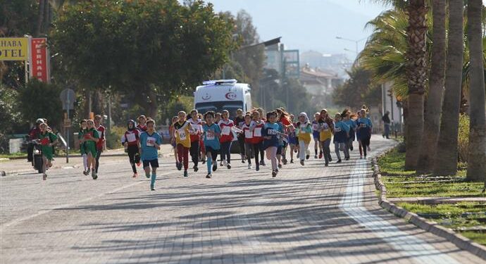 Alanya’da okullar arası kros yarışı yapıldı