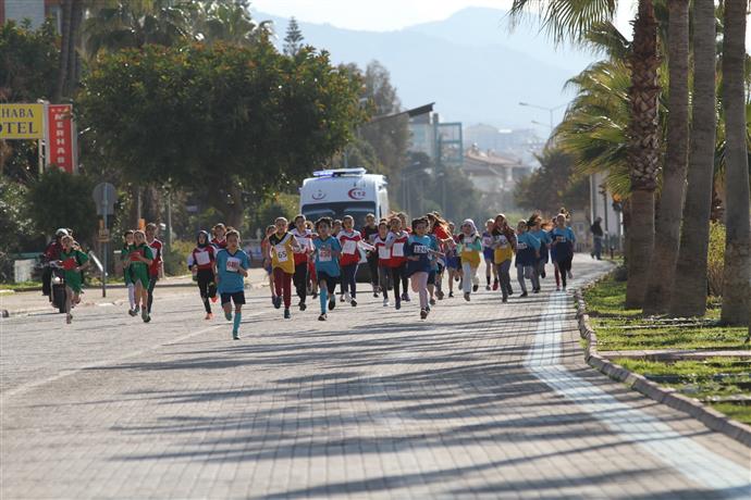 ALANYA DA OKULLARARASI KROS YARIŞI YAPILDI